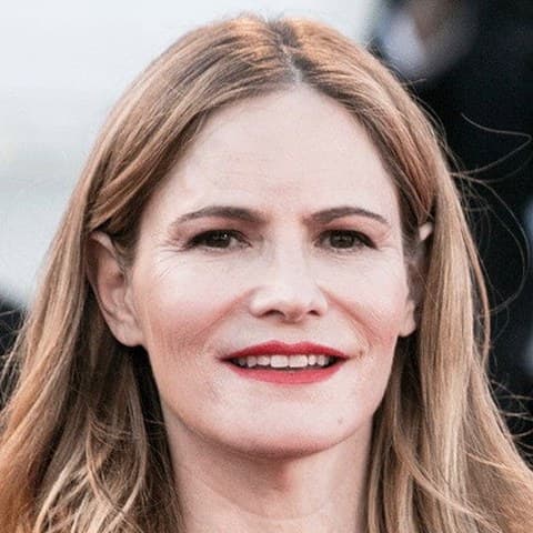 Jennifer Jason Leigh